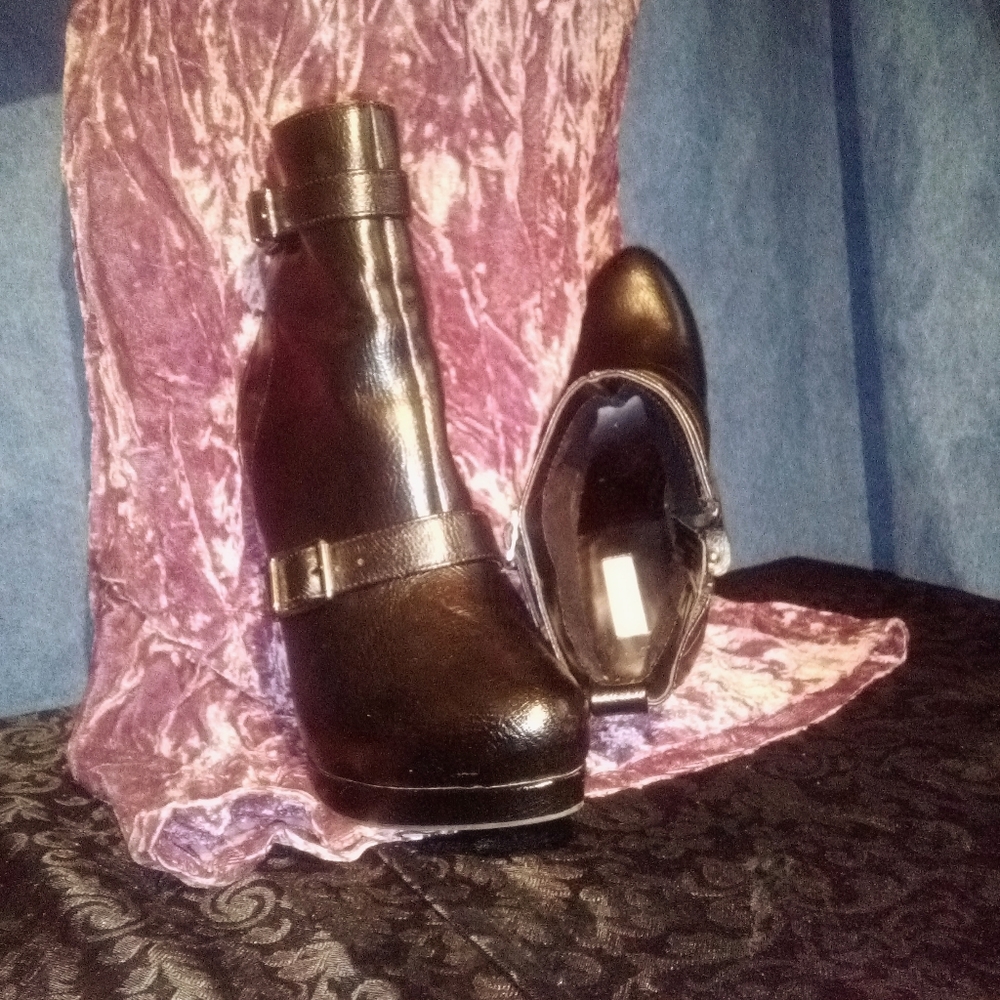 Black leather size 8 medium 5 inch heeled anckle b